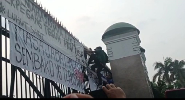 Gerakan Demo 11 April Serentak Berujung Ricuh, Mahasiswa Mendesak Masuk Mendobrak Gedung DPR